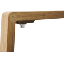 Detailansicht eines Holzmöbelstücks mit Metallfuß