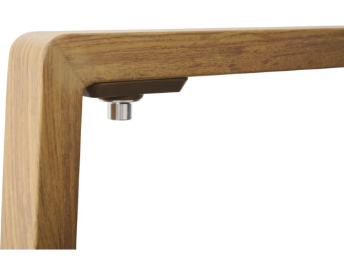 Detailansicht eines Holzmöbelstücks mit Metallfuß
