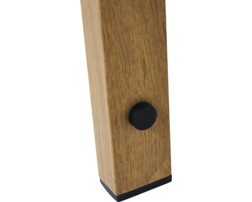 Detailansicht eines Möbelfußes aus Holz mit Bodenschoner