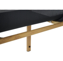 Detailansicht einer Liege mit Holzrahmen und Textilbespannung