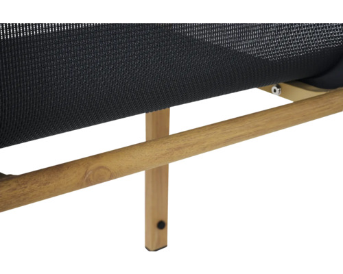 Detailansicht einer Liege mit Holzrahmen und Textilbespannung