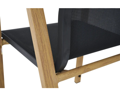 Detailansicht eines Holzstuhls mit Netzstruktur