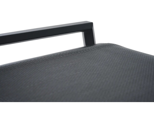 Detailansicht eines schwarzen Stuhlsitzes mit Metallrahmen