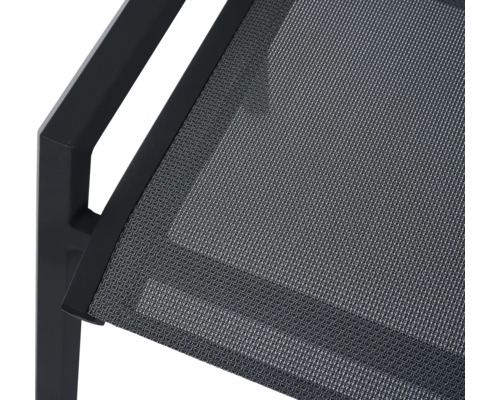 Detailansicht einer Markise mit Metallrahmen und Textilbespannung