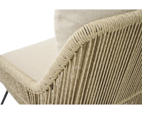 Detailansicht eines Rattansessels mit Sitzkissen