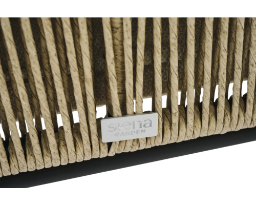 Detailansicht eines Rattansessels mit Siena Garden Logo.