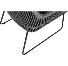 Detailansicht eines Rattansessels mit Metallgestell