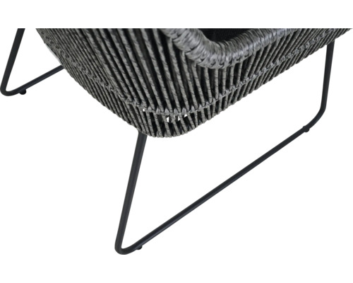 Detailansicht eines Rattansessels mit Metallgestell