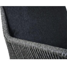 Detailaufnahme eines Rattansessels mit Sitzkissen