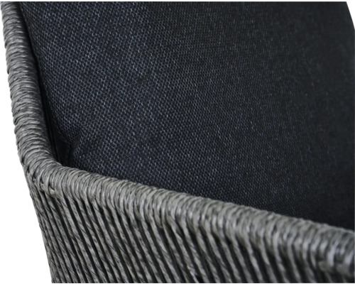 Detailaufnahme eines Rattansessels mit Sitzkissen