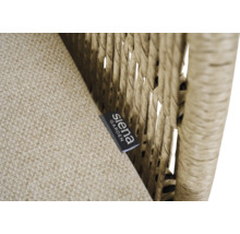 Detailaufnahme eines Kissens und Rattanmöbels mit Siena Garden Logo