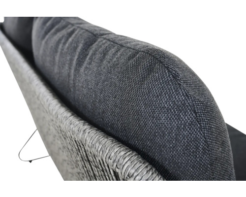 Detailansicht eines Kissens auf einem geflochtenen Sofa
