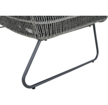 Detailansicht eines Rattansessels mit Metallbeinen