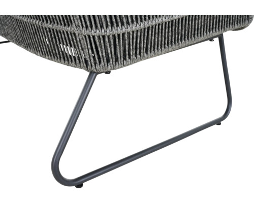 Detailansicht eines Rattansessels mit Metallbeinen