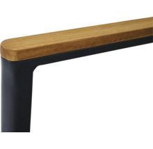 Detailansicht einer Gartenstuhl Armlehne aus Holz und Metall