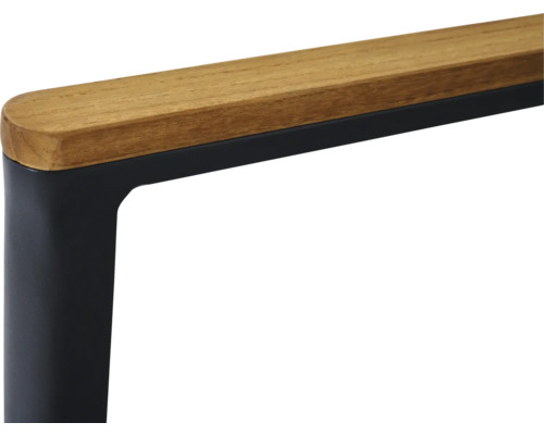 Detailansicht einer Gartenstuhl Armlehne aus Holz und Metall