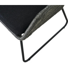 Detailansicht eines Stuhls mit Sitzfläche und Metallbeinen