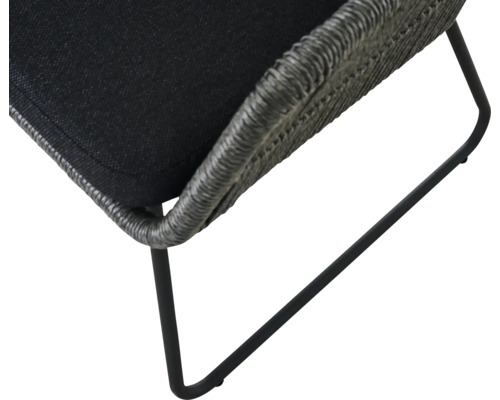 Detailansicht eines Stuhls mit Sitzfläche und Metallbeinen