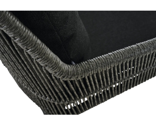 Detailansicht eines Rattansessels mit Polster