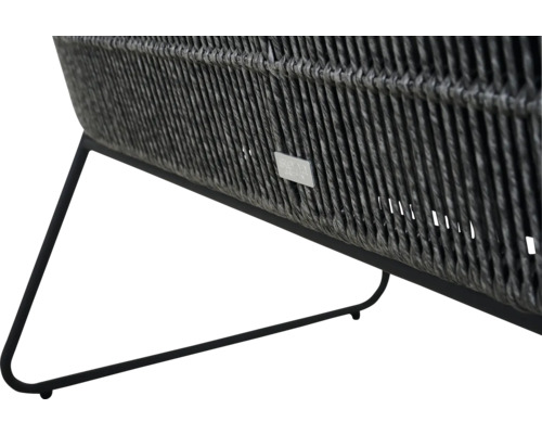 Detailansicht eines geflochtenen Sessels mit Metallgestell