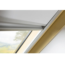 Detailansicht eines Dachfensters mit Rollosystem