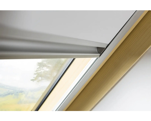 Detailansicht eines Dachfensters mit Rollosystem