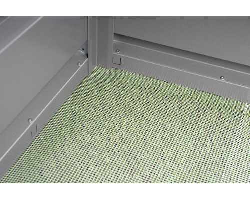 Blick in ein Gerätehaus mit Gitterboden