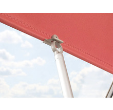 Detailaufnahme einer Sonnenschirmbespannung mit Befestigung an einer Stange