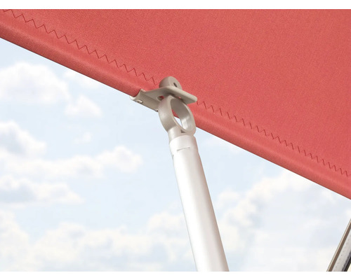 Detailaufnahme einer Sonnenschirmbespannung mit Befestigung an einer Stange