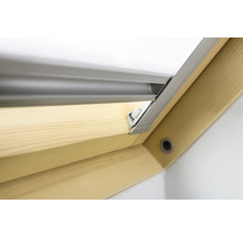 Detailansicht eines Dachfensters mit Rollo