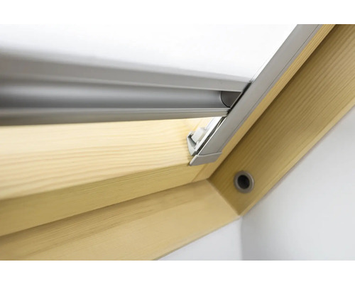 Detailansicht eines Dachfensters mit Rollo