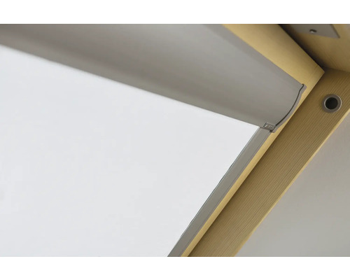 Nahaufnahme eines Dachfensters mit Rollo