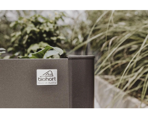 Nahaufnahme eines Biohort Hochbeets mit Pflanzen und Biohort Logo