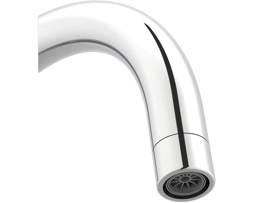 Detailansicht eines Wasserhahn-Auslaufs aus Metall