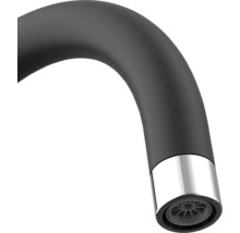 Detailaufnahme eines schwarzen Wasserhahn-Auslaufs mit Perlator
