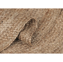 Detailansicht eines geflochtenen Teppichs aus Naturfasern