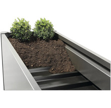 Hochbeet aus Metall mit Erde und Pflanzen
