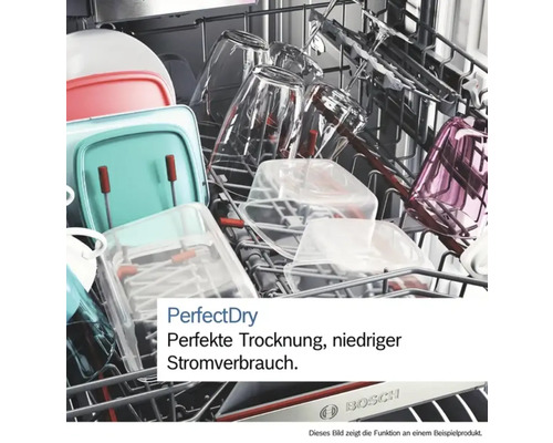Geschirrspülmaschine mit Geschirr und Gläsern im Innenraum