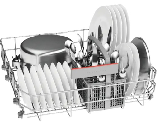 Geschirrspülerkorb mit Geschirr und Besteck