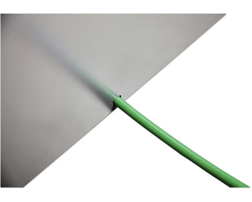 Grünes Lüftungsrohr mit Aluminiumfolie