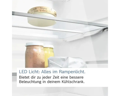 Innenraum eines Kühlschranks mit LED-Beleuchtung und Lebensmitteln
