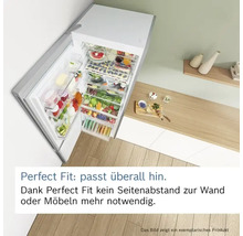 Offener Kühlschrank gefüllt mit Lebensmitteln im modernen Küchenambiente.