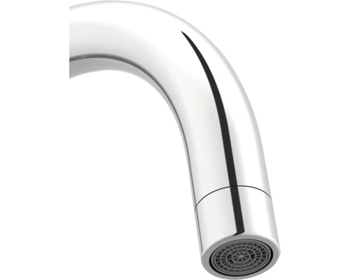 Nahaufnahme eines verchromten Wasserhahn-Auslaufs