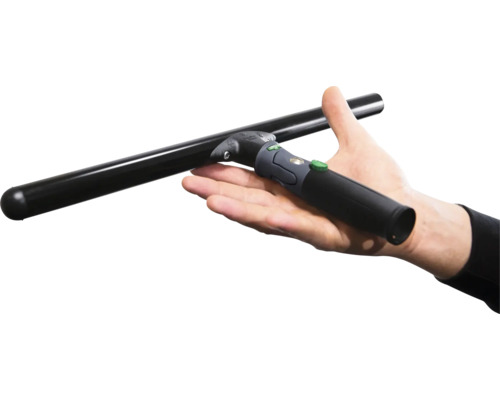 Fensterabzieher mit Griff in einer Hand