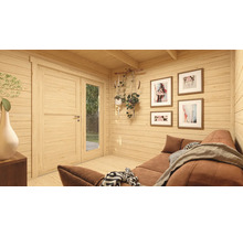Innenansicht eines Holzhauses mit Tür, Sofa und Dekoration