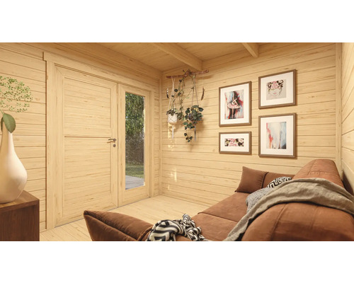 Innenansicht eines Holzhauses mit Tür, Sofa und Dekoration