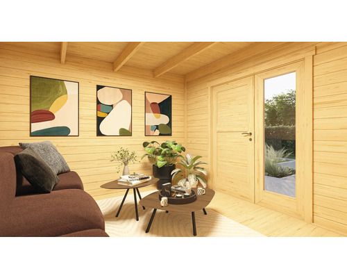 Innenansicht eines Holzhauses mit Sofa, Tischen, Pflanzen und Kunstwerken.