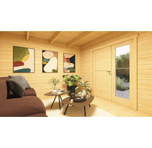 Innenansicht eines Holzhauses mit Sofa, Tischen, Pflanzen und Dekorationsartikeln