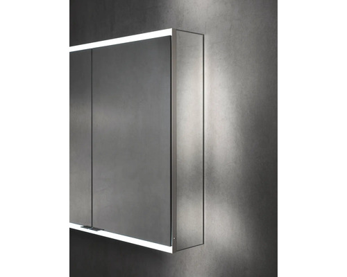 Beleuchteter Spiegelschrank für das Badezimmer an einer Wand