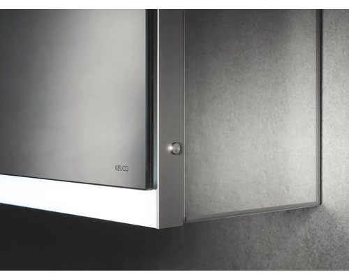 Detailansicht eines Spiegelschranks mit geöffneter Tür und Keuco Logo